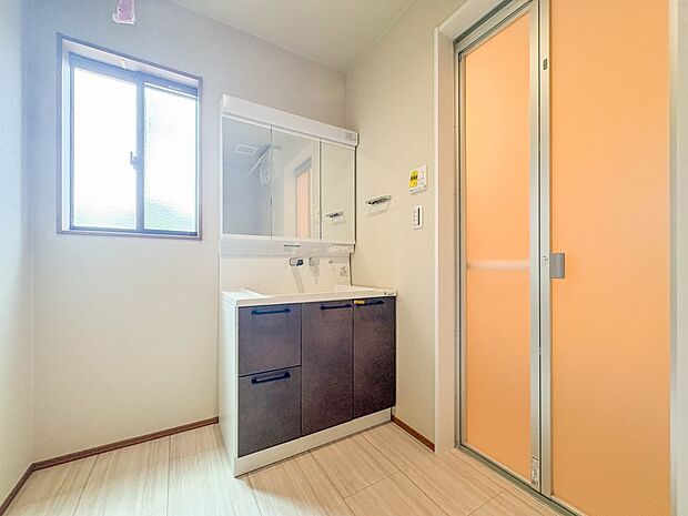 【洗面台】 十分な大きさの洗面台は、身だしなみチェックや歯磨きなど、朝の慌ただしい時間でもホテルライクなスペースで余裕とゆとりを感じて頂けます。