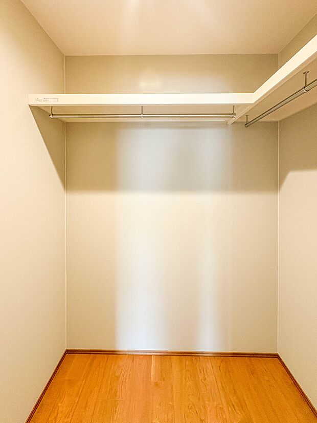 【WIC(ウォークインクローゼット)】 たくさんの洋服をかけてもシワになりにくいウォークインクローゼット。洋服以外にも、普段使わない家電やスーツケース、ストック品など何でも片付く嬉しい空間…
