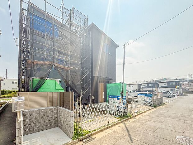2号棟【前面道路8.4?】家の前をまっすぐの通りが走っている。クルマは少なく、人々は毎朝、ウォーキング、ジョギング、犬の散歩など、フリーな朝時間を過ごしている。