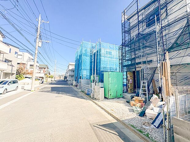 2号棟【前面道路8.4?】家の前をまっすぐの通りが走っている。クルマは少なく、人々は毎朝、ウォーキング、ジョギング、犬の散歩など、フリーな朝時間を過ごしている。