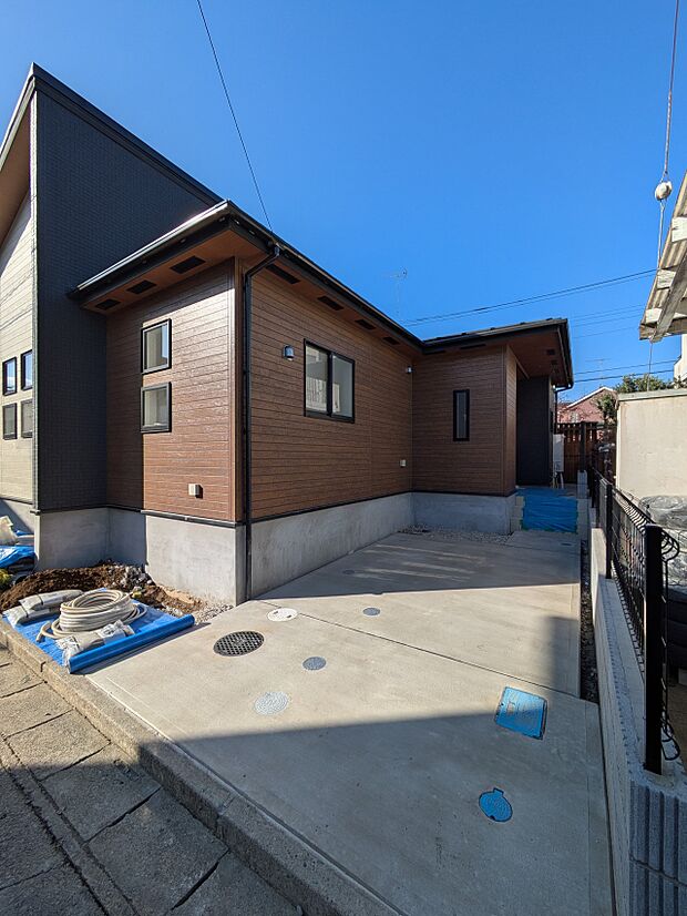 【玄関】家の顔となる玄関は、高いデザイン性が求められます。高級感と断熱性、防犯性に優れた玄関ドアを標準装備。ピッキング対策のセキュリティサムターン等、防犯に考慮しました。