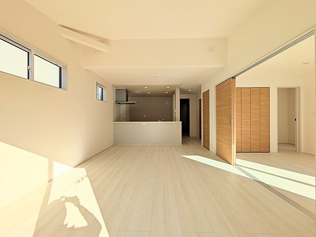 【リビング】光が溢れ、風も溢れ、居心地のよい住空間、自然体で過ごせる住空間にリビングを。それは住むというシンプルなカタチをどこまでも追求してきた結果です。新築の厳かな居住性を身体全体で感じて…