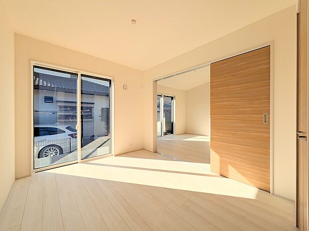 【子供部屋】お子様のお部屋にぴったりなクロークを備えたフローリング仕様の洋室です。