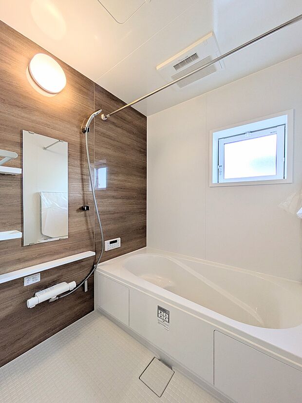 【浴室】きっとあなたのバスタイムも単なる習慣から特別な時間に変わるはず。一日の汚れとともに疲れを洗い流し、眠りに就く前の大事なリラックスタイムを演出