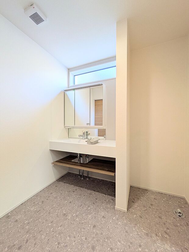 【洗面台】 十分な大きさの洗面台は、身だしなみチェックや歯磨きなど、朝の慌ただしい時間でもホテルライクなスペースで余裕とゆとりを感じて頂けます。