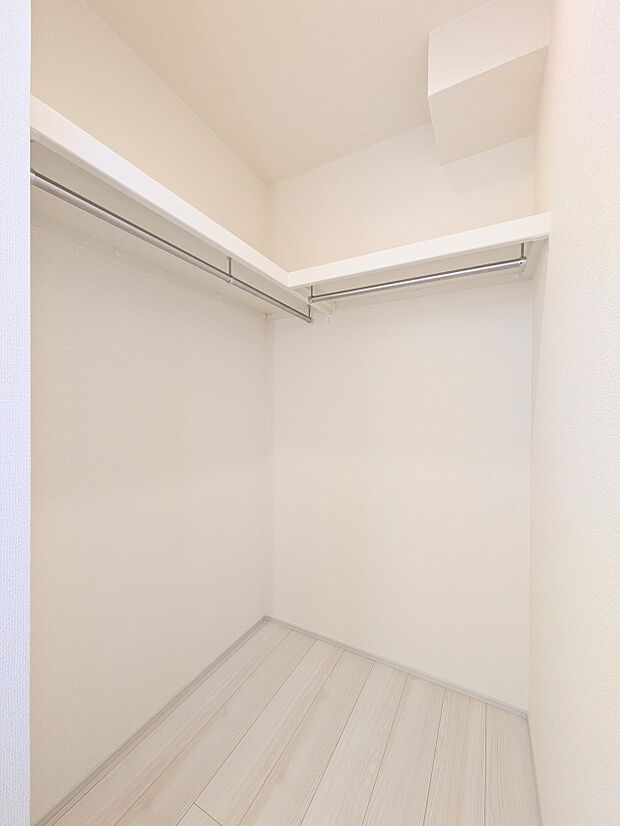 【ウォークインクローゼット】 たくさんの洋服をかけてもシワになりにくいウォークインクローゼット。洋服以外にも、普段使わない家電やスーツケース、ストック品など何でも片付く嬉しい空間です。
