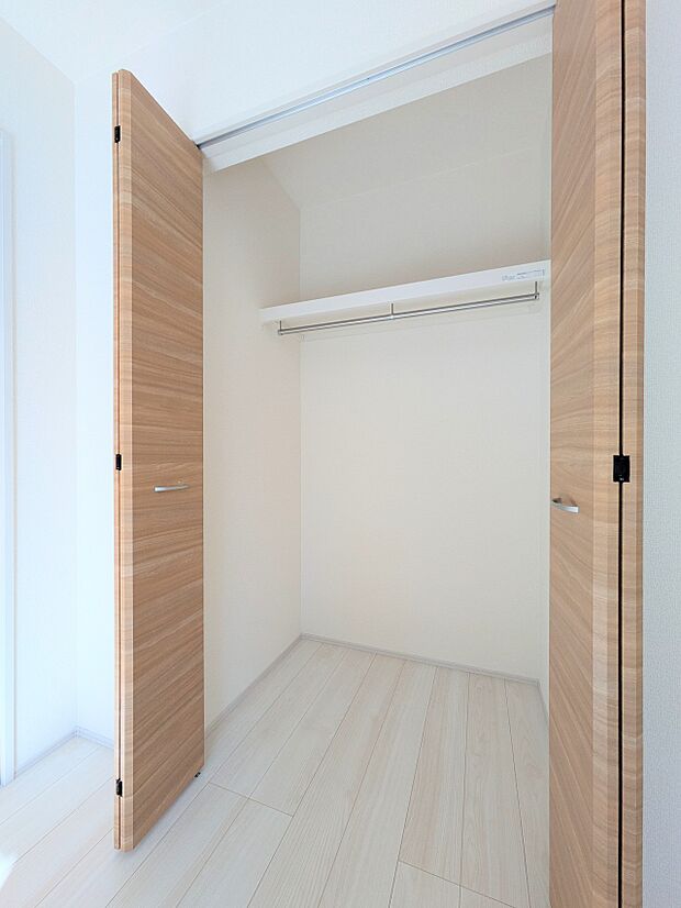 【CL(クローゼット）】  壁面クローゼットのメリットは、衣類が横一列に並ぶためひと目で洋服が選びやすいこと。衣類をたくさんお持ちの方も、限られたスペース内に無理なく収納することができます。…