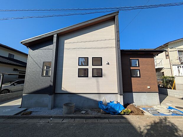 【外観】家は一生のお買物。自分ならではの家族ならではの、家にしたい。書斎を設ける。子どものプレイングルームを設ける。趣味のオーディオルームを設置する。夢を追うオンリーワンの家です。