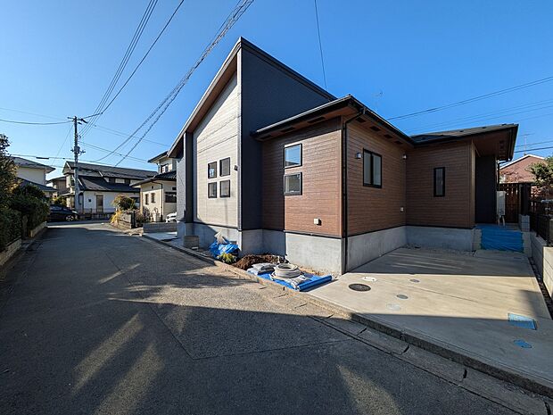 【Frontal road-前面道路-】  静かな通りに面した本物件は、落ち着いて暮らすことができます。  閑静な住宅街で比較的車の通りも少ないのでお子様も安心です。