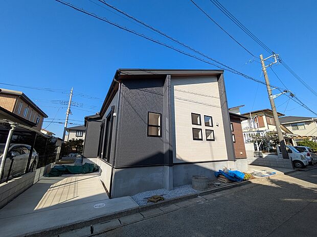 【駐車場】カースペース2台可/駐輪スペース。広々カースペースです。自転車、バイクなども置き場に困りません。