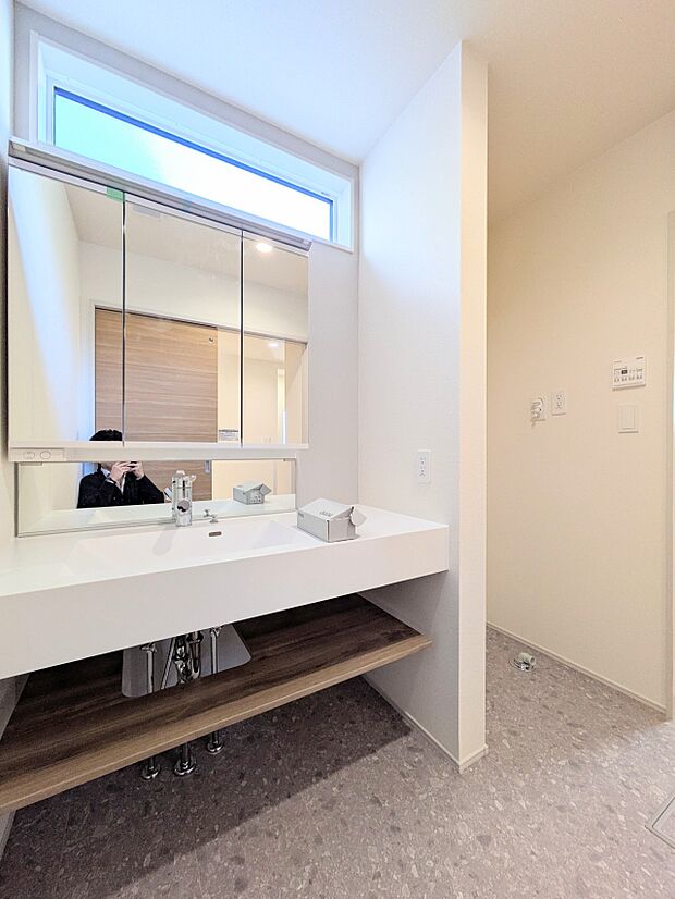 清潔感溢れるスタイリッシュなデザインの洗面化粧台&脱衣所。