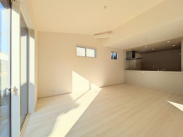 【ダイニングキッチン】木の温もりがやさしいフローリング仕様。明るく広々としたダイニングはとても快適な空間です。