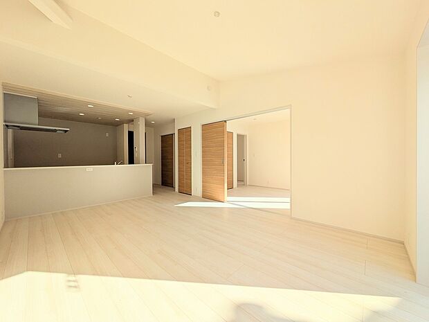 【ダイニング】広々としたリビングダイニング。ゆったりとしたキッチン。生活動線をLDK に集中させ、ご家族が過ごしやすい空間設計にしました。