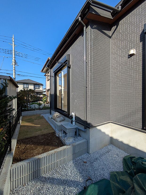 【Garden-庭】一戸建ての醍醐味は、何といっても庭があること。花や野菜を育てたり、子供と遊んだり、お客様を迎えたり…。大切なペットと過ごす心地良いスペースにもなりますね。