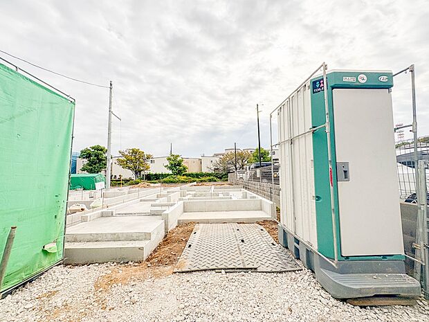 1号棟【駐車場】カースペース2台可。車が1台なら、来客用の駐車場や、駐輪スペースとしてご活用ください。