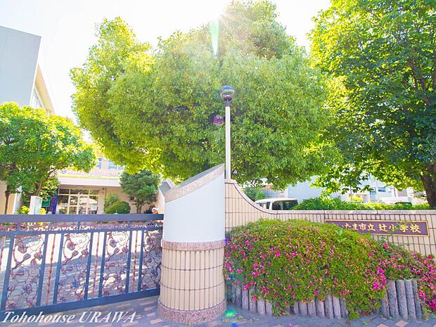 小学校 700m 辻小学校(南区の文教地区に位置し、公立高校や中学校が周辺にあり、勉学に最適な環境にあります。金管バンド・吹奏楽部による合同演奏会、小・中・高の交流が多く図られています。)