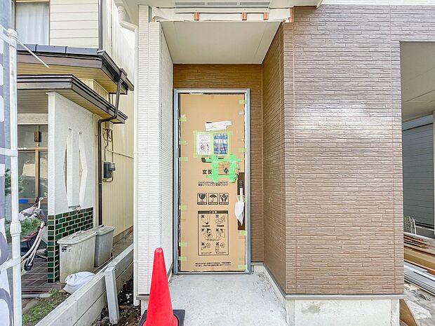 【玄関】家の顔となる玄関は、高いデザイン性が求められます。高級感と断熱性、防犯性に優れた玄関ドアを標準装備。ピッキング対策のセキュリティサムターン等、防犯に考慮しました。