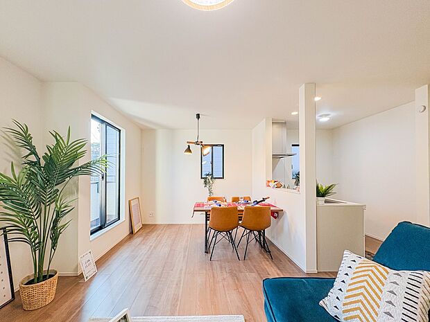 【LDK15.37帖】整然とした空間演出、快適な理想の暮らしの実現は家のみの拘りではなく、そこで暮らす方々にとって素敵な環境であることも挙げられると思います。四季折々の変化が奏でる鼓動を楽し…