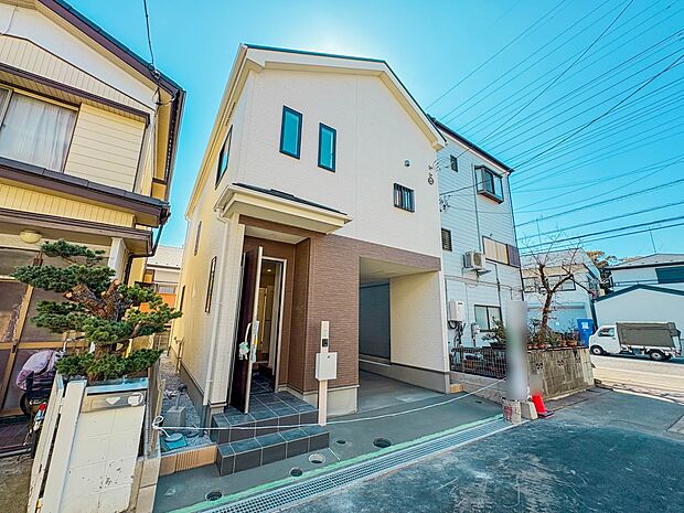 【外観】家族の温かさと陽光の暖かさ、楽しい毎日と明るい未来を予感させる「空間が織り成すひとつ先の住み心地」を演出します。