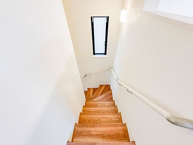 【手すり付階段】手すりがないと階段の昇り降りで危険なことはもちろん、壁に手をつきながら歩くことで壁紙が汚れやすくなります。すべての方に快適に昇り降りしていただくため、手すりを設置しました。