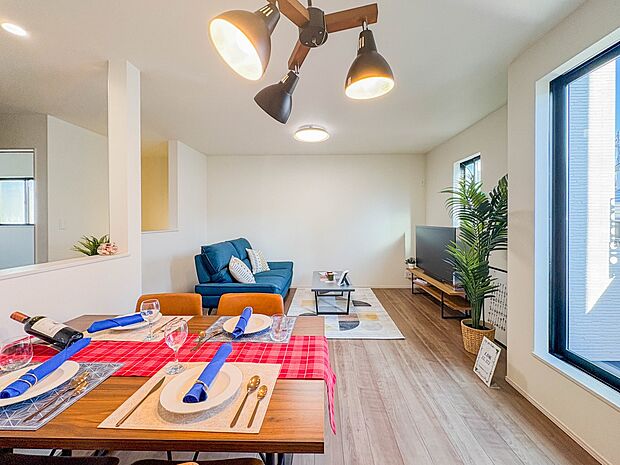 【LDK15.37帖】忙しい朝でも家族揃って食事をしたいゆとりあるダイニングスペース。