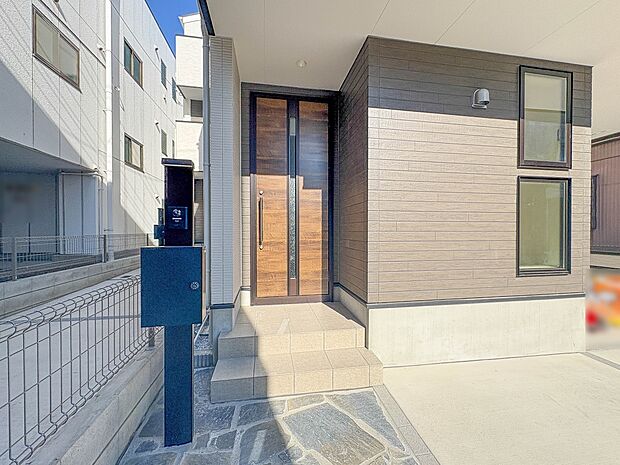 1号棟【玄関】家の顔となる玄関は、高いデザイン性が求められます。高級感と断熱性、防犯性に優れた玄関ドアを標準装備。ピッキング対策のセキュリティサムターン等、防犯に考慮しました。