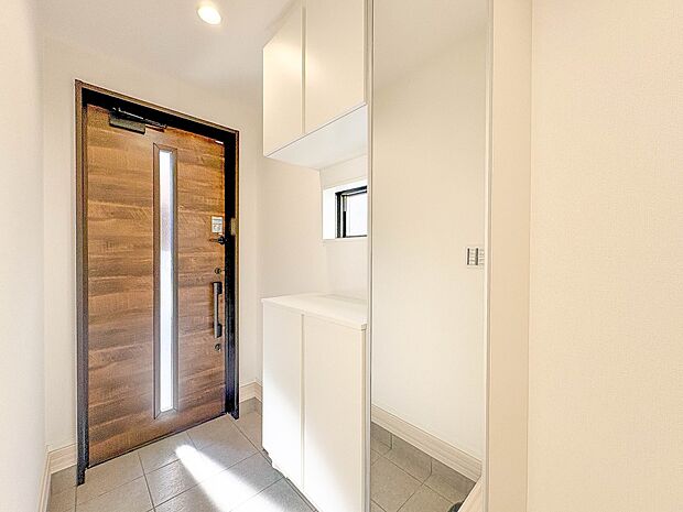 1号棟【玄関】玄関はおうちの顔と言われます。玄関アプローチは、外観デザインの印象を左右します。ご家族の個性を出しながら、素敵な玄関でお客様をお迎えしてください。