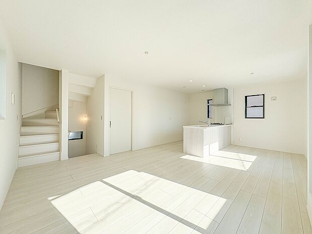 1号棟【LDK16.22帖+南バルコニー】インテリアショップで見掛けた「あの家具」も置ける、ゆったりとした空間。時に広さが上質な寛ぎの時間になる事も。