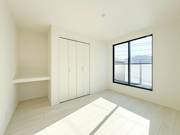 1号棟【寝室】シンプルな内装はおしゃれのポイントです。シンプルは華美より飽きがこないからです。色や模様でおしゃれ感をだす。それがシンプルイズビューティーです。