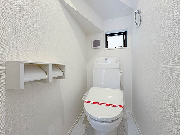 1号棟【トイレ】トイレ・ウォシュレット付。快適で衛生的な洗浄機能付温水シャワートイレです。