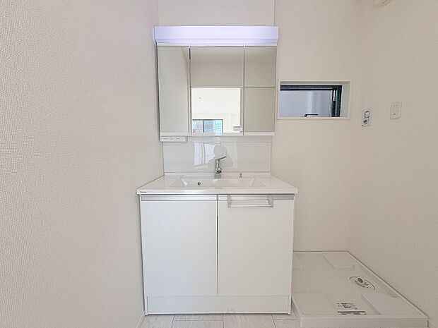 1号棟【洗面台】洗面所は小さなプライベートスペース。歯磨き、洗顔と毎日施す個人空間。