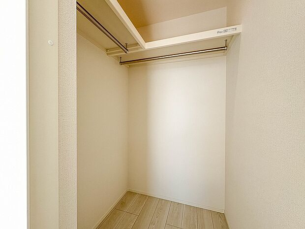 1号棟【収納】壁面クローゼットのメリットは、衣類が横一列に並ぶためひと目で洋服が選びやすいこと。衣類をたくさんお持ちの方も、限られたスペース内に無理なく収納することができます。
