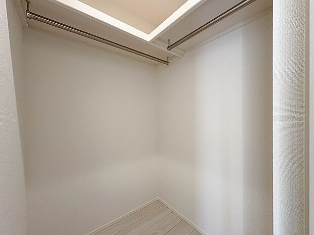 1号棟【WIC（ウォークインクローゼット）】  たくさんの洋服をかけてもシワになりにくいウォークインクローゼット。洋服以外にも、普段使わない家電やスーツケース、ストック品など何でも片付く嬉し…