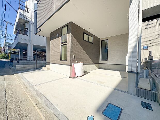 1号棟【駐車場】毎日の生活にマイカーが必須という方は、購入を検討する際、駐車場があることは大事な条件です。毎日の通勤や家族の送迎、買い物やお出かけなどクルマのある暮らしを満喫したい方は要チェ…