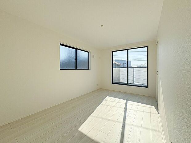 1号棟【Room-洋室】 シンプルにデザインされた室内。家具やレイアウトでお好みの空間に。