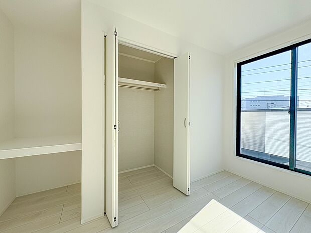 1号棟【ワークスペース】パソコンを置いたり、読書をするスペースに良さそうです。