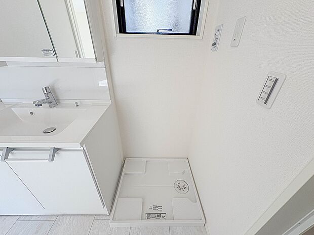 1号棟【ランドリースペース】毎日使う洗濯機。しっかりと奥行きのある置き場が確保されています。