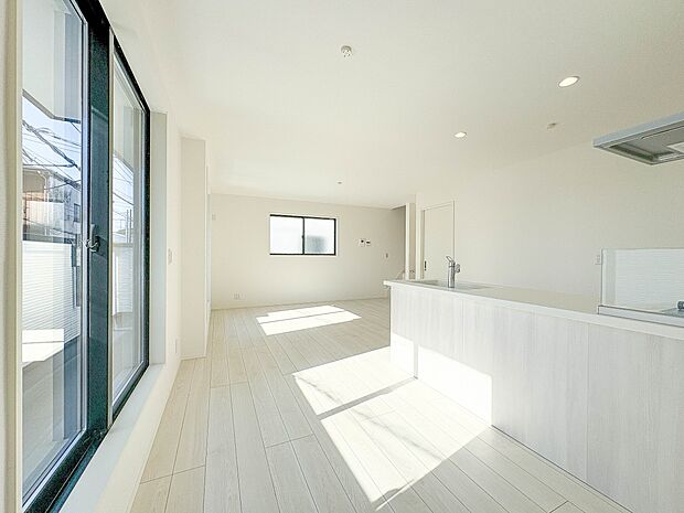 1号棟【LDK16.22帖+南バルコニー】リビングで遊ぶ子供の様子を見ながら料理ができるので安心です。