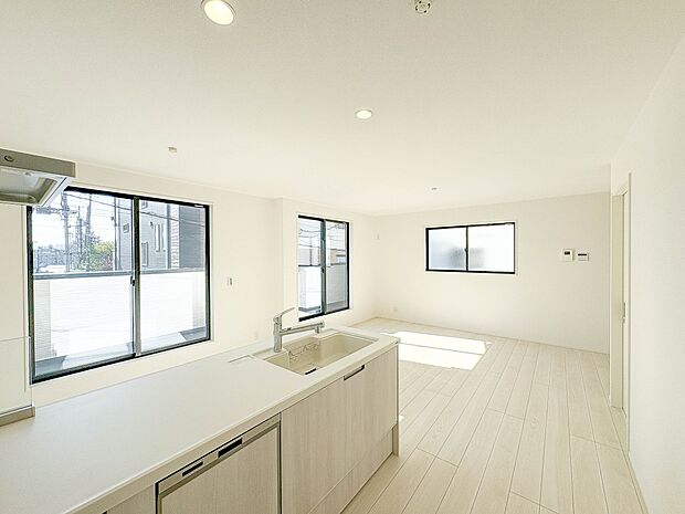 1号棟【LDK16.22帖+南バルコニー】家族の様子が見えやすいダイニングスペース