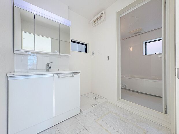 1号棟【脱衣所】洗面所は小さなプライベートスペース。歯磨き、洗顔と毎日施す個人空間。