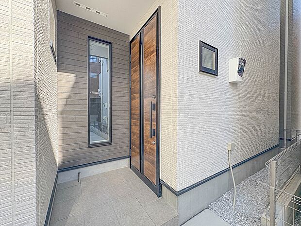 2号棟【玄関】ここから始まる「日常」はご家族にとってかけがえのない時間となります。少しでも豊かに、快適に。そんな想いから本邸宅は生まれました。　