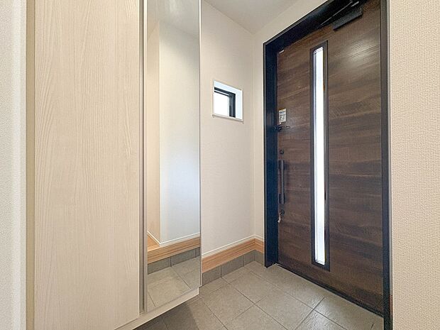 2号棟【玄関】スタイリッシュかつ品のある玄関。晴れの日も、雨の日も、風の日も、ご家族やお客さまを安心して迎えます。