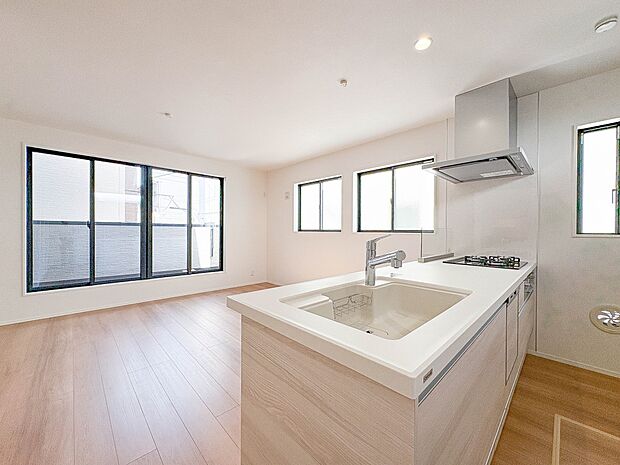 2号棟【LDK15.2帖+南バルコニー】インテリアショップで見掛けた「あの家具」も置ける、ゆったりとした空間。時に広さが上質な寛ぎの時間になる事も。