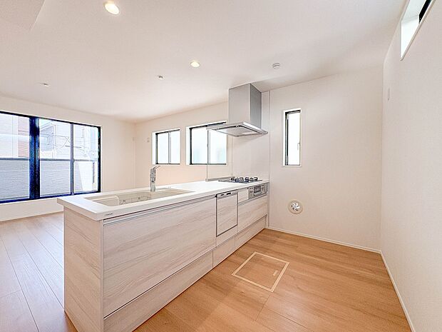 2号棟【キッチン】ナチュラルな自然光の中での調理。会話が弾む対面型キッチン。お洒落な食器類を余裕で収納できるスペース。動きやすい女性目線のキッチン動線。これからはお料理をつくる時間が劇的に変…