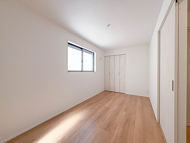 2号棟【子供部屋】お子様のお部屋にぴったりなクロークを備えたフローリング仕様の洋室です。