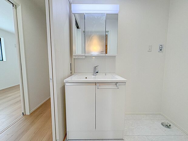 2号棟【洗面台】 十分な大きさの洗面台は、身だしなみチェックや歯磨きなど、朝の慌ただしい時間でもホテルライクなスペースで余裕とゆとりを感じて頂けます。