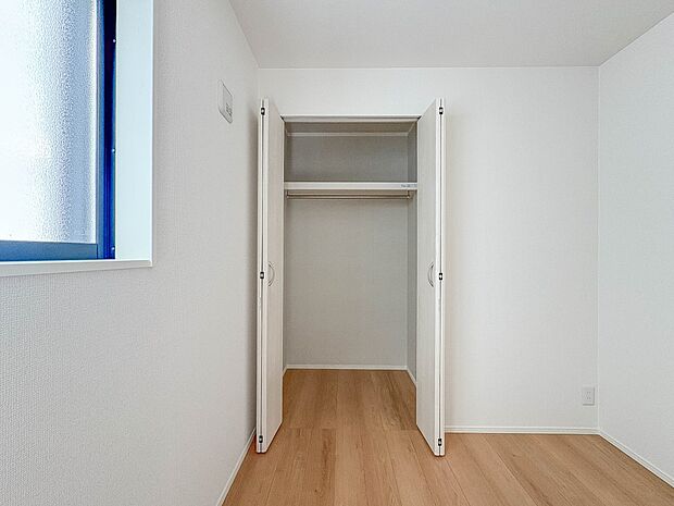 2号棟【収納】壁面クローゼットのメリットは、衣類が横一列に並ぶためひと目で洋服が選びやすいこと。衣類をたくさんお持ちの方も、限られたスペース内に無理なく収納することができます。