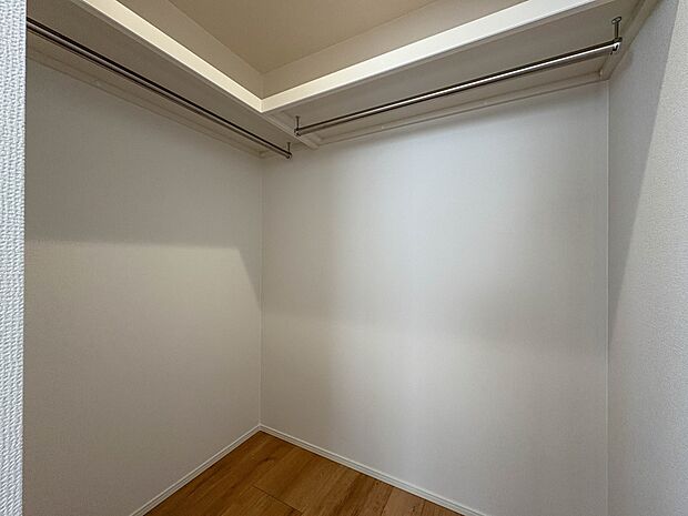 2号棟【ウォークインクローゼット】  たくさんの洋服をかけてもシワになりにくいウォークインクローゼット。洋服以外にも、普段使わない家電やスーツケース、ストック品など何でも片付く嬉しい空間です…