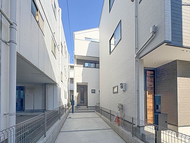 2号棟【外観】こちらの物件が少しでも気になるようでしたら、お気軽にお問合せください。人生でいちばん大きなお買い物ですので、ゆっくりご見学ください。ネット上の画像と実際の見学では、リアル感がま…