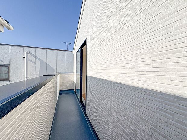 2号棟【バルコニー】澄み切った青空と、心地良い風を感じるワイドバルコニー。